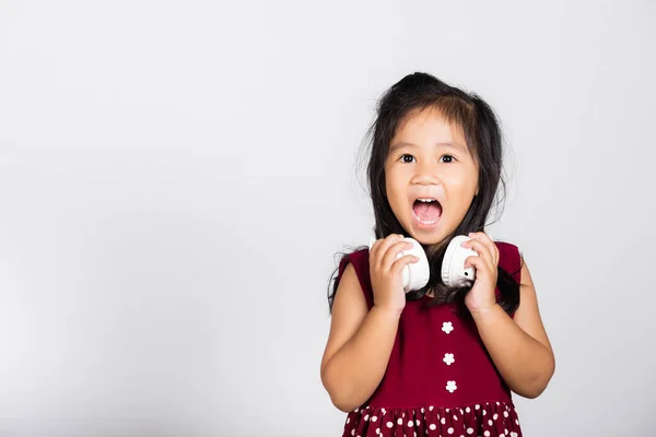 Маленька Мила Дівчинка Років Слухає Музику Бездротових Навушниках Студії Ізольованих — стокове фото
