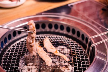 Sıcak kömürde Kore barbeküsü. Izgara domuz eti Kore barbeküsü geleneksel usulde soba servisi restoranda, Japon yemeği