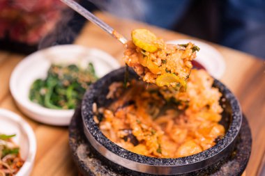 Bibimbap siyah ısıtılmış taş kasede, Kore geleneksel yemeği - bibibimbap sebze ile karışık pirinç sığır eti ve kızarmış yumurta, Japon sıcak tenceresi