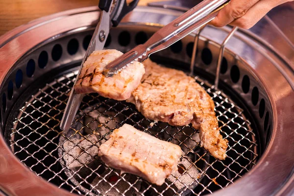 韩国牛肉烧烤热煤块 准备烤肉猪韩国烧烤传统风格的火锅在餐馆供应 日本菜 — 图库照片