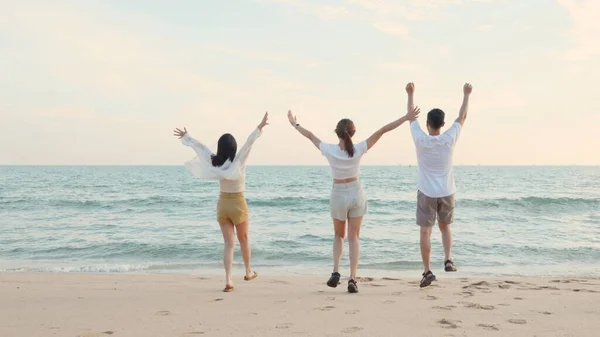 친구들은 해변의 모래사장에서 즐거운 즐기고 자유롭게 바다로 아시아 여행을 라이프 — 스톡 사진