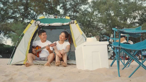 사랑하는 해변에서 해변에서 텐트에 기타를 아름답고 여름에는 아시아의 집단의 남녀가 — 스톡 사진