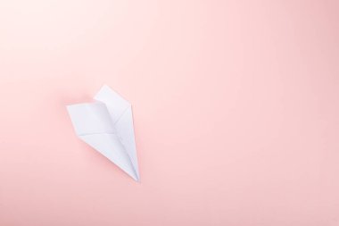 Kağıt uçak mektup belgesi mesajı. Üst görünüm uçak yolculuğunun tasarımı gibi, pembe arkaplan üzerinde izole edilmiş, kopyalama alanı için boş alan