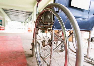 Hastanedeki boş tekerlekli sandalyeler fiziksel hasta hizmetlerini, tıbbi bakım konseptini bekliyor.