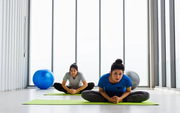 Deux Femmes Asiatiques Sportives Attirantes Personnes Pratiquant Des Cours Yoga — Photo