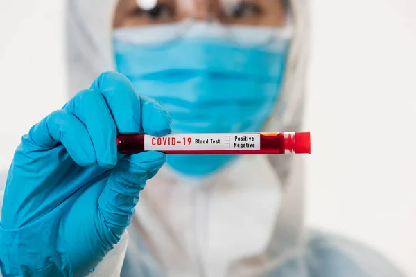 Scienziato Medico Uniforme Ppe Indossare Una Maschera Tenuta Provetta Coronavirus — Foto Stock