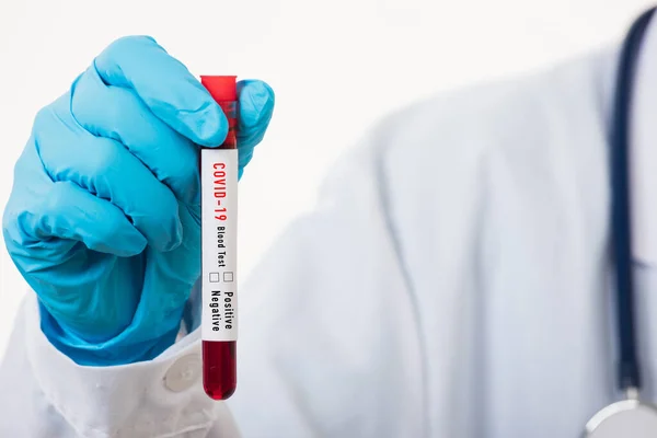 一名身穿白色制服的医生 戴着口罩 手持试管 在临床实验室里检测血液样本 分析从白色药品中分离出来的Covid 19流感大流行概念 — 图库照片