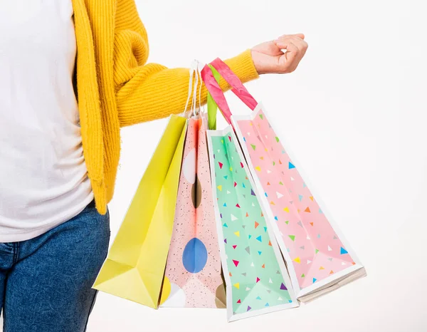 Mujer Feliz Mano Que Lleva Camisa Amarilla Sosteniendo Bolsas Compras — Foto de Stock