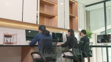 Mutlu komik iş ekibi heyecanlı ve dans ediyor, Asyalı iş takımı ofiste birlikte dans ediyor rahatlatıcı bir duygu ve güzel bir zafer haberi ile masa başı partisinde büyük bir zafer haberi.