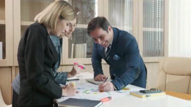 İş ekibi toplantısı, gelir tabloları grafikleri, iş analizleri ve strateji konseptini analiz eden projeye brifing veriyor. Finansal iş yatırımlarının fikir sunumu ve karşılama stratejisi