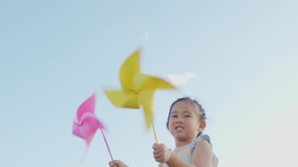 Felicidad Niña Sonriendo Campo Trigo Sosteniendo Pequeña Rueda Viento Molino — Vídeo de stock