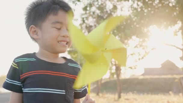 Asiatique Enfant Garçon Jouer Avec Pinwheels Bonheur Petit Garçon Souriant — Video