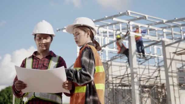 Dois Arquitetos Clientes Discutindo Ajuda Criar Plano Com Projeto Construção — Vídeo de Stock