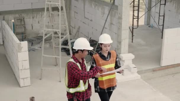 Arquiteto Cliente Discutindo Plano Com Planta Edifício Canteiro Obras — Vídeo de Stock