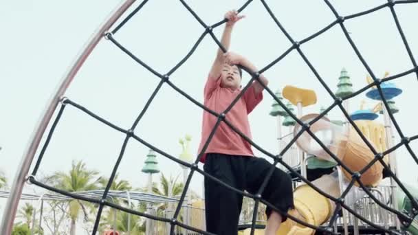 Азиатский Ребенок Улыбается Играя Альпинизм Открытой Игровой Площадке Счастливый Ребенок — стоковое видео