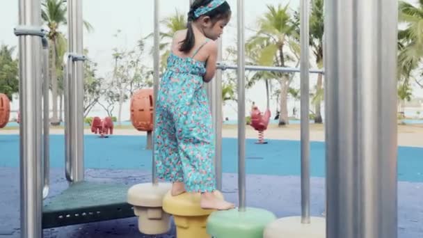 Enfant Asiatique Jouant Sur Une Aire Jeux Extérieure Heureux Enfant — Video