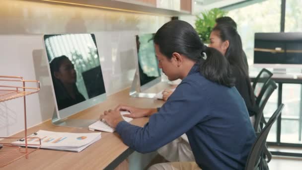 Moe Zakenman Geeuwen Tijdens Het Werken Computer Zitten Kantoor Het — Stockvideo