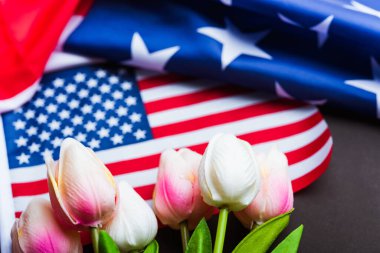 Anma Günü 'nüz kutlu olsun. Hatırlayın, daha önce ama şimdi nadiren Dekorasyon Günü, Amerikan bayrağı ve siyah arka planda bir lale çiçeği olarak anılır. Amerika' da federal bir bayram.
