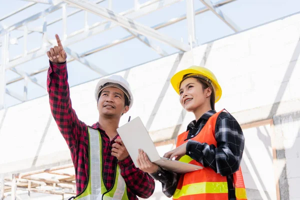 Asiatisk Ingenjör Förman Arbetare Man Och Kvinna Som Arbetar Byggarbetsplatsen — Stockfoto