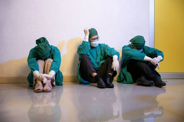 Yorgun Doktor Bir Grup Cerrahi Doktor Ameliyat Sonrası Yorgunluk Aşırı — Stok fotoğraf