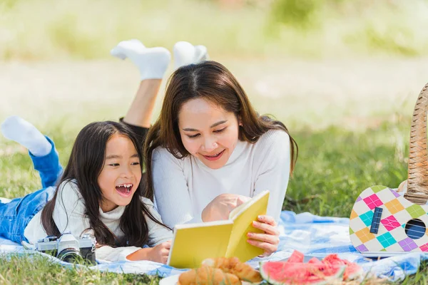 Feliz Asiático Jovem Família Mãe Criança Menina Ter Diversão Desfrutar — Fotografia de Stock