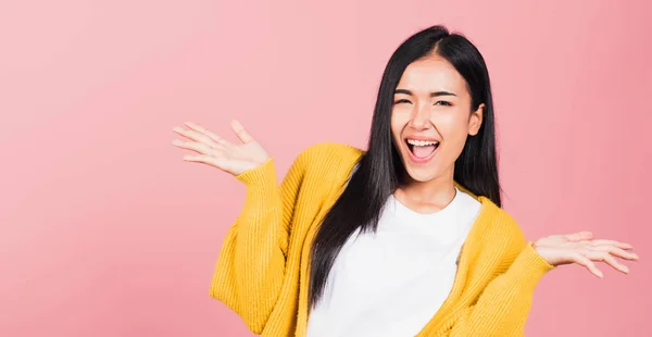 Mutlu Bir Asyalı Portresi Güzel Sevimli Genç Bir Kadın Heyecanlı — Stok fotoğraf