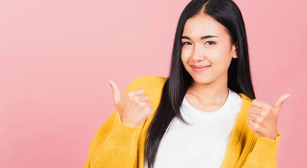 Retrato Asiático Hermosa Joven Sonrisa Ella Pie Hizo Dedo Pulgares —  Fotos de Stock