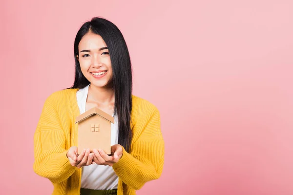 Gelukkig Aziatisch Portret Mooi Schattig Jong Vrouw Enthousiast Glimlachen Holding — Stockfoto