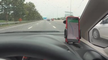 Harita GPS navigasyonu modern akıllı telefon aygıtı üzerine monte araba gösterge panelinde telefon tutucu üzerinde sürücü varış noktasına gidin