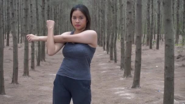 Jonge Vrouwelijke Workout Voor Fitness Training Loper Het Bos Park — Stockvideo