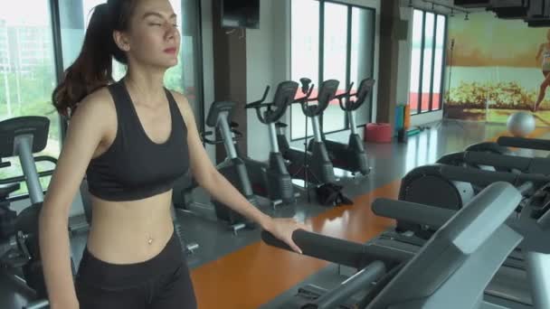 Азійська Вродлива Спортивна Жінка Язиста Під Час Бігу Біговій Доріжці — стокове відео