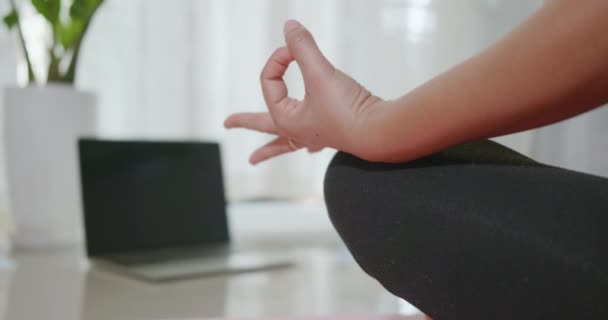 ヨガをオンラインで教える女性の最初のステップは リビングルームのフィットネスで自宅で働くための瞑想禅です Covid19パンデミックの間にヨガを行使することによってスポーツワークアウトに適合 スポーツ健康的なライフスタイルの概念 — ストック動画