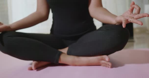 Vrouw Die Yoga Online Eerste Stap Onderwijst Meditatie Zen Voor — Stockvideo