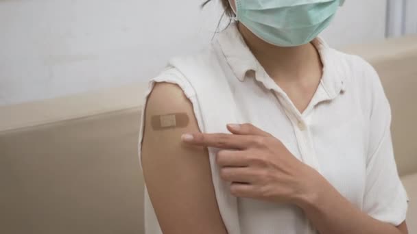 Asiática Jovem Apontando Para Adesivo Gesso Braço Dela Vacinado Mostrando — Vídeo de Stock