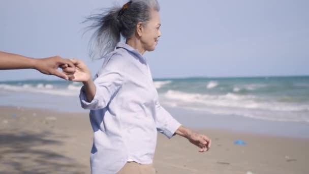 Heureux Asiatique Senior Homme Femme Couple Tenant Main Pied Plage — Video