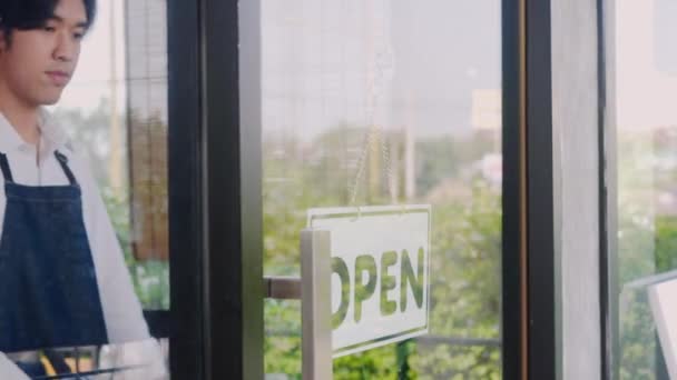 Happy Asian Tampan Staf Muda Berputar Tanda Untuk Menutup Pintu — Stok Video