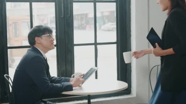 Szczęśliwy Dwa Azjatyckie Młody Biznesmen Kobieta Uścisk Dłoni Powitanie Przed — Wideo stockowe