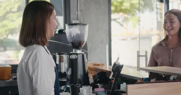 Оплата Кодом Клиент Помощью Приложения Смартфоне Денег Оплачивает Кофе Кафе — стоковое видео
