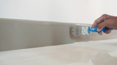 Boya fırçası, yenileme ya da onarım işçileri ahşap işleri kahverengi ya da ahşap döşeme iç ev boya