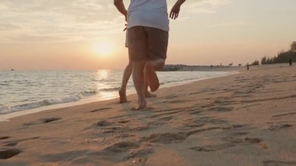 Vacanza Coppia Amorevole Esecuzione Sulla Spiaggia Insieme Tramonto Paesaggio Rilassante — Video Stock
