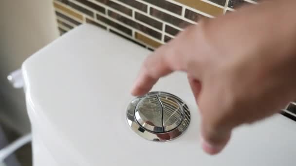 用手按压和冲洗马桶用水来清洁 男人的手指按着闪亮的金属冲水按钮 个人卫生的概念 — 图库视频影像