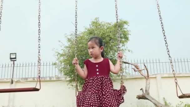 Счастливая Улыбчивая Симпатичная Маленькая Девочка Играющая Открытой Детской Площадке Веселится — стоковое видео