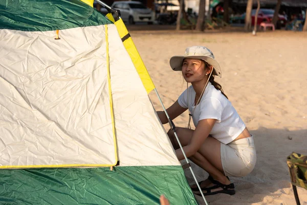 在夕阳西下的假日假期 快乐的朋友们一起在沙滩上搭起帐篷 一起出海度假 年轻的亚洲男子和女子在户外旅行 露营的人在户外生活 — 图库照片
