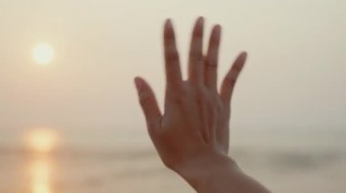 El sallayan kadın ya elveda der ya da deniz kenarında gün batımıyla tek başına ayrılır.
