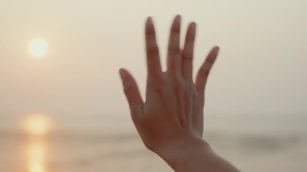 Жінка Махає Рукою Попрощатися Або Прощатися Заходом Сонця Наодинці Морі — стокове відео