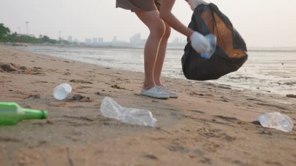 Volontär Kvinna Plocka Plastflaska Papperskorgen Plastpåse Svart För Rengöring Stranden — Stockvideo