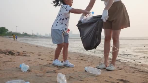 Wolontariuszka Szczęśliwa Rodzina Zbieranie Plastikowej Butelki Worka Śmieci Czarny Czyszczenia — Wideo stockowe