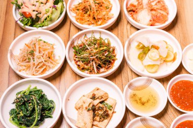 Baharatlı Kimçi grubu. Kore turşusu ya da turp turşusu ve ahşap masa zemininde baharat, Japon yemeği.