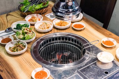 Baharatlı Kimçi grubu. Kore turşusu ya da turşu turşusu sebze seti ve sobanın üzerine baharat, ahşap masa arka planı, Japon yemeği.