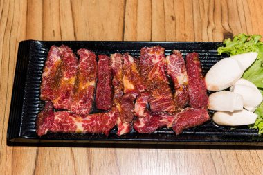 Pahalı donmuş çiğ domuz eti, Kore usulü taze domuz eti BBQ, Japon eti sıcak tenceresi veya restoranda Shabu, barbekü yemeği.